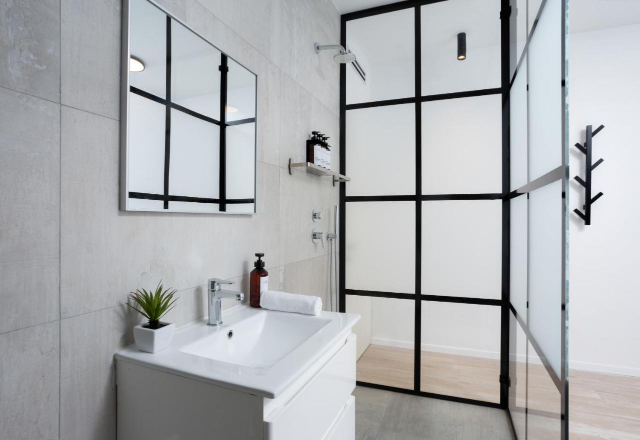 Spacious 3Br Penthouse With Jacuzzi On Rosthchild By Holyguest テル・アビブ エクステリア 写真